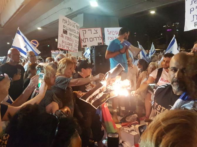 סערה בהפגנת דרום ת"א: שרפו את תמונת השר דרעי