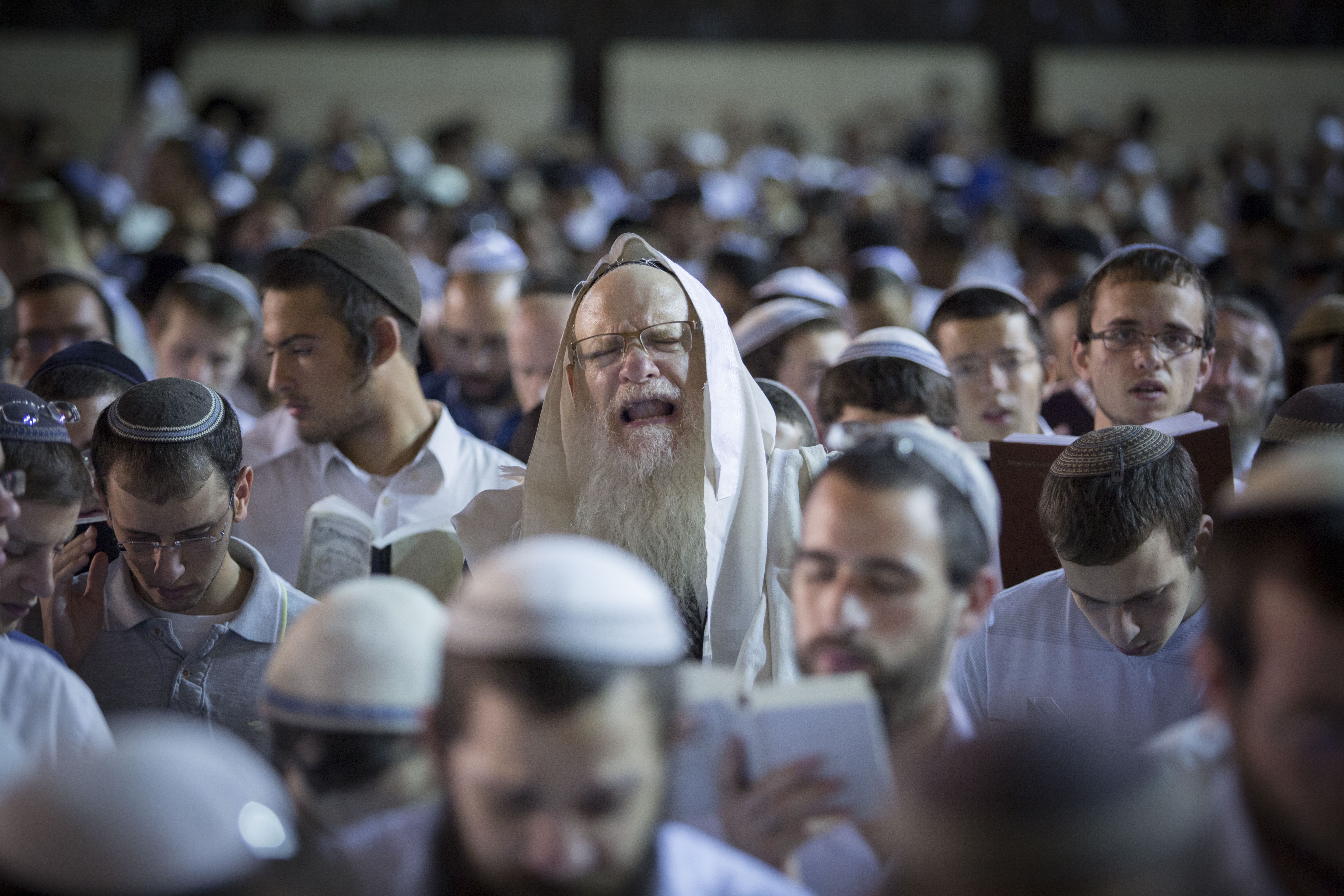 צפו: מאות בסליחות ראשונות עם יצחק מאיר