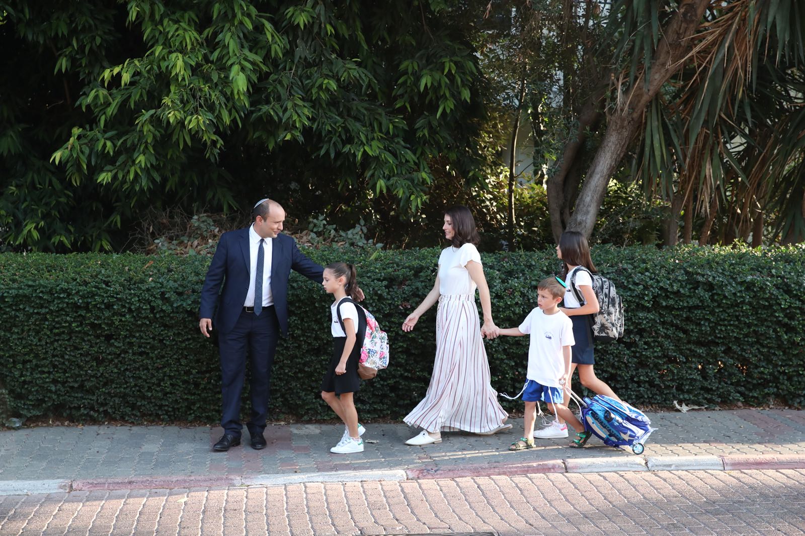 גלריה: משפחת בנט פותחת את שנת הלימודים. צפו