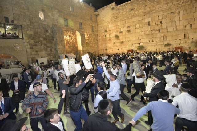 עלייה לרגל: כך חוגגים את סוכות בכותל המערבי