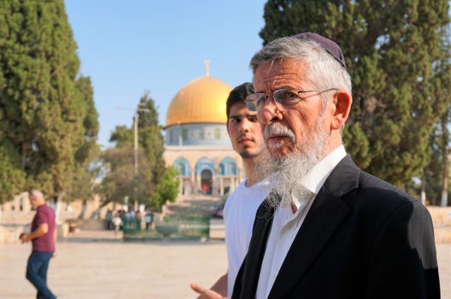 צפו: הרב יצחק שילת פורץ בבכי מול מקום המקדש