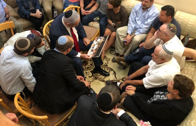 נתניהו ובנט בביקור ניחומים: "חיים בזכות גיבורים כארי"