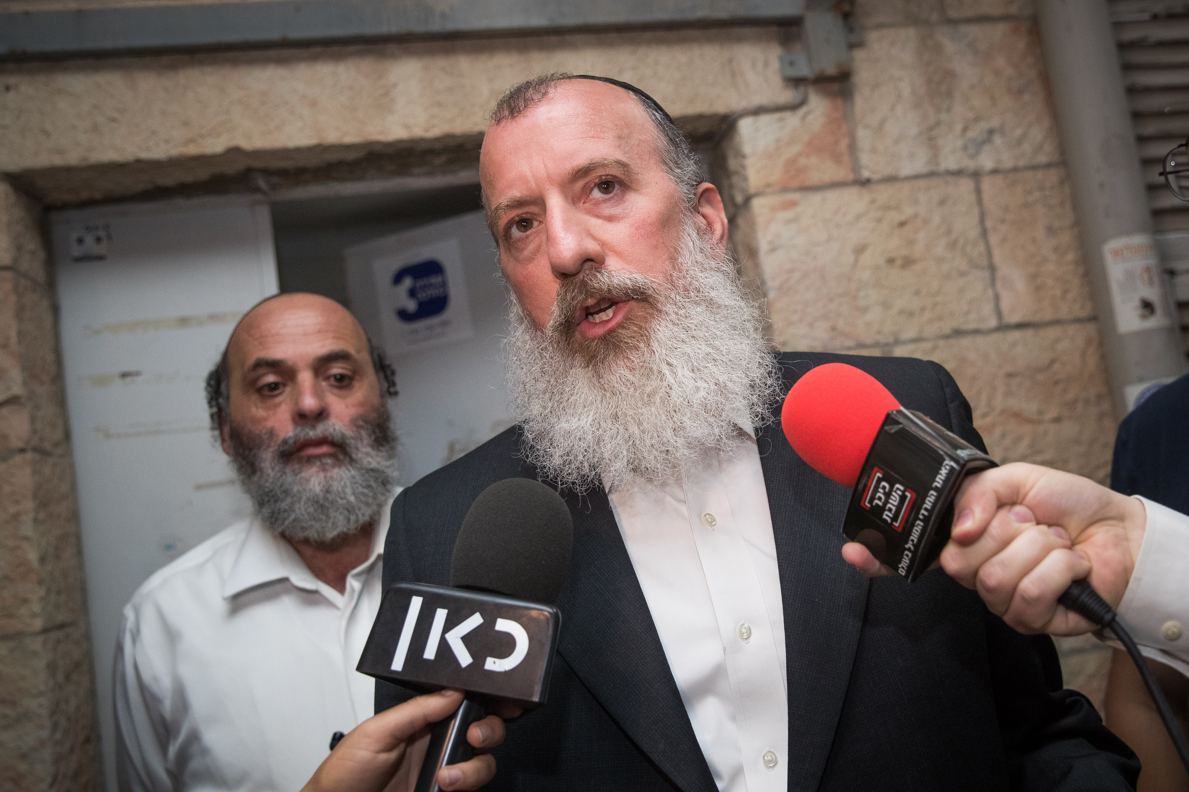 החרדים מסוכסכים ויוסי דייטש משלם את המחיר