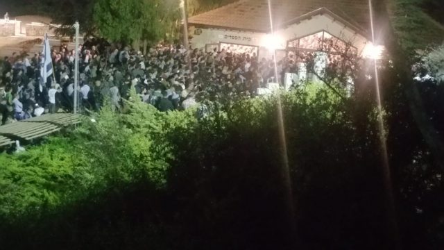 האלפים באו ללוותו בדרכו האחרונה