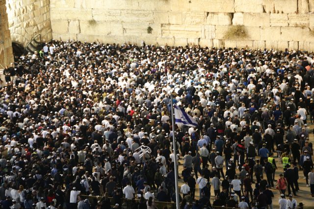 רגע לפני יום כיפור: המונים בסליחות בכותל • גלריה