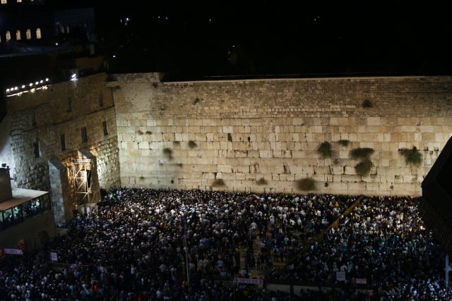 רגע לפני יום כיפור: המונים בסליחות בכותל • גלריה