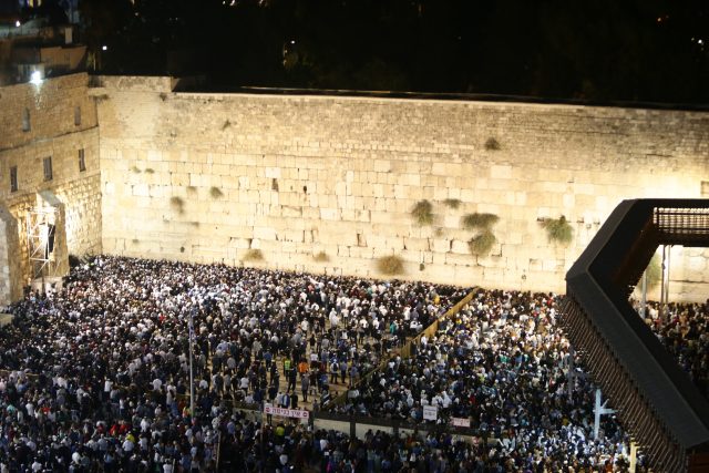 רגע לפני יום כיפור: המונים בסליחות בכותל • גלריה
