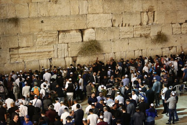 רגע לפני יום כיפור: המונים בסליחות בכותל • גלריה