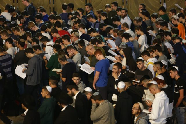רגע לפני יום כיפור: המונים בסליחות בכותל • גלריה