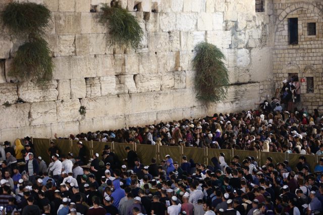 רגע לפני יום כיפור: המונים בסליחות בכותל • גלריה