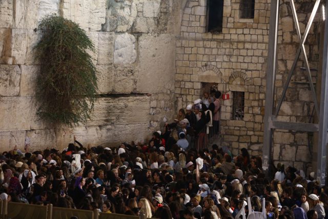 רגע לפני יום כיפור: המונים בסליחות בכותל • גלריה