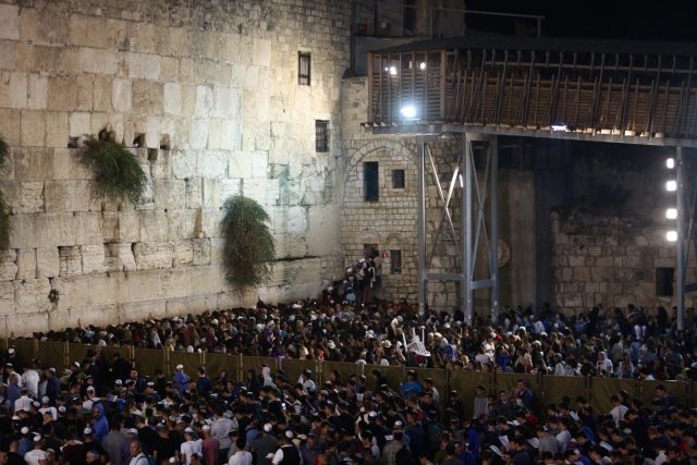 רגע לפני יום כיפור: המונים בסליחות בכותל • גלריה