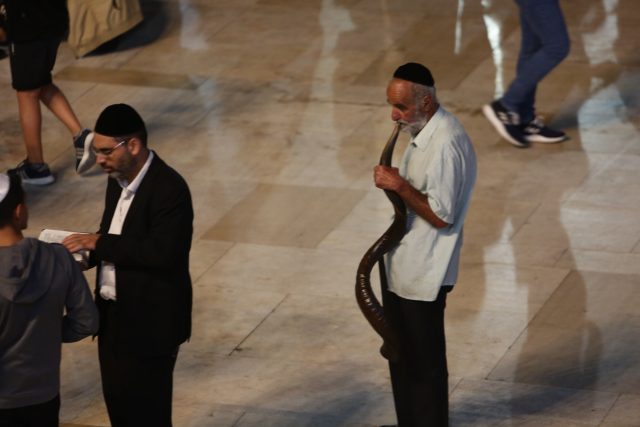 רגע לפני יום כיפור: המונים בסליחות בכותל • גלריה