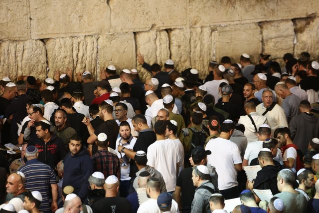 רגע לפני יום כיפור: המונים בסליחות בכותל • גלריה