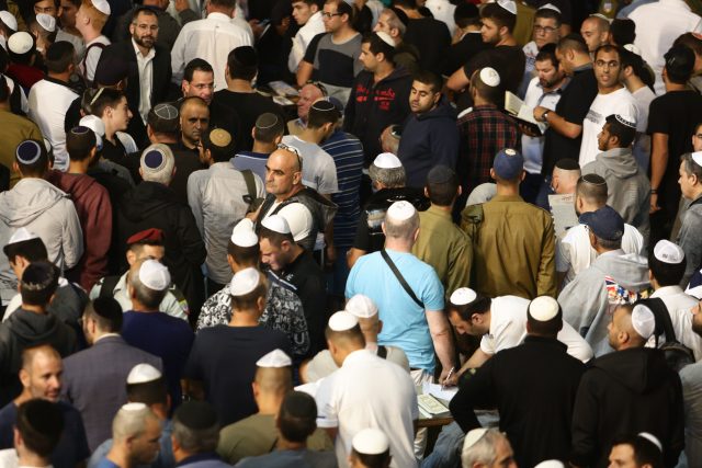 רגע לפני יום כיפור: המונים בסליחות בכותל • גלריה