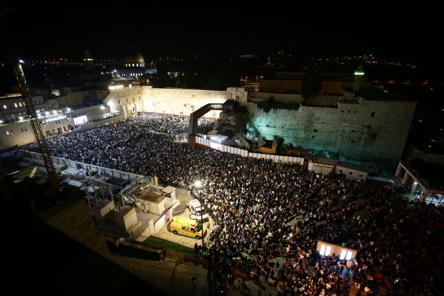 רגע לפני יום כיפור: המונים בסליחות בכותל • גלריה