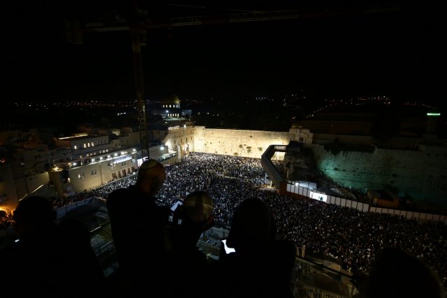 רגע לפני יום כיפור: המונים בסליחות בכותל • גלריה