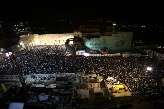 רגע לפני יום כיפור: המונים בסליחות בכותל • גלריה
