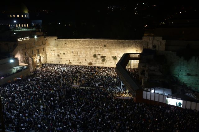 רגע לפני יום כיפור: המונים בסליחות בכותל • גלריה