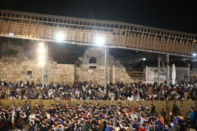 רגע לפני יום כיפור: המונים בסליחות בכותל • גלריה