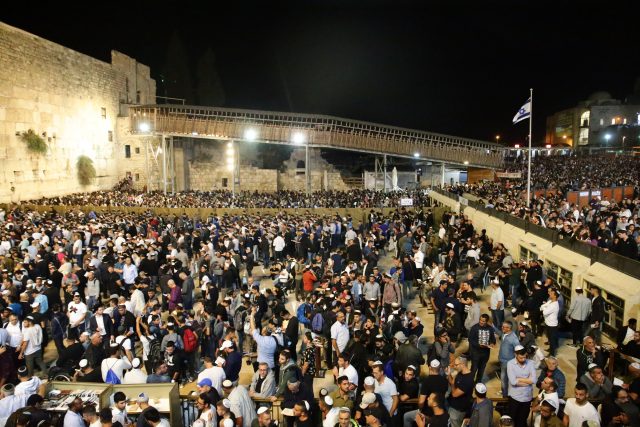רגע לפני יום כיפור: המונים בסליחות בכותל • גלריה