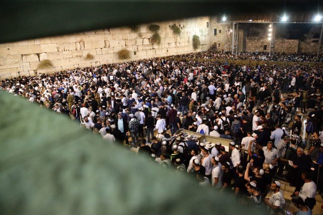 רגע לפני יום כיפור: המונים בסליחות בכותל • גלריה