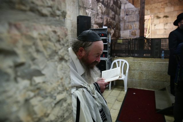 רגע לפני יום כיפור: המונים בסליחות בכותל • גלריה