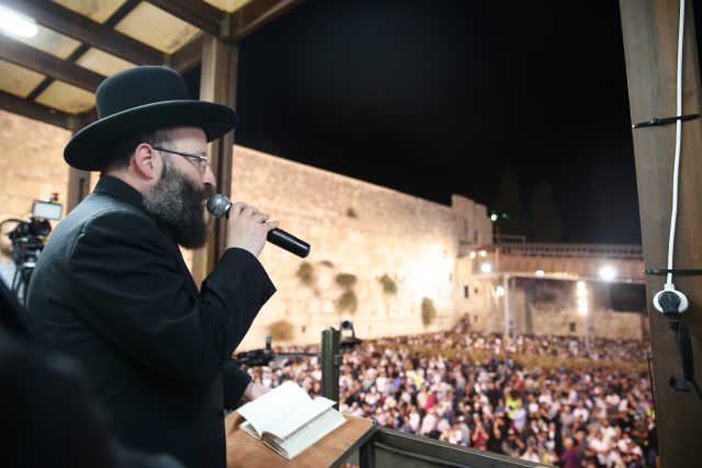 רגע לפני יום כיפור: המונים בסליחות בכותל • גלריה