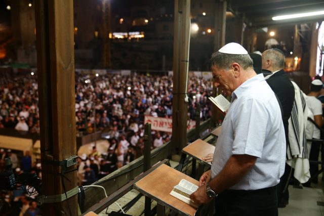 רגע לפני יום כיפור: המונים בסליחות בכותל • גלריה