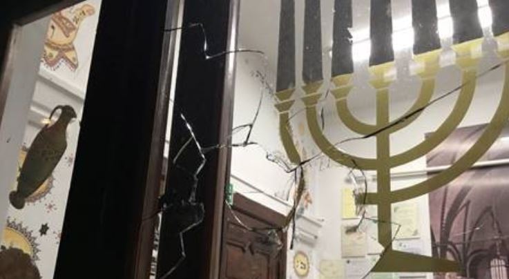 במהלך יום כיפור: אלמוני ניפץ חלון בית כנסת בפולין