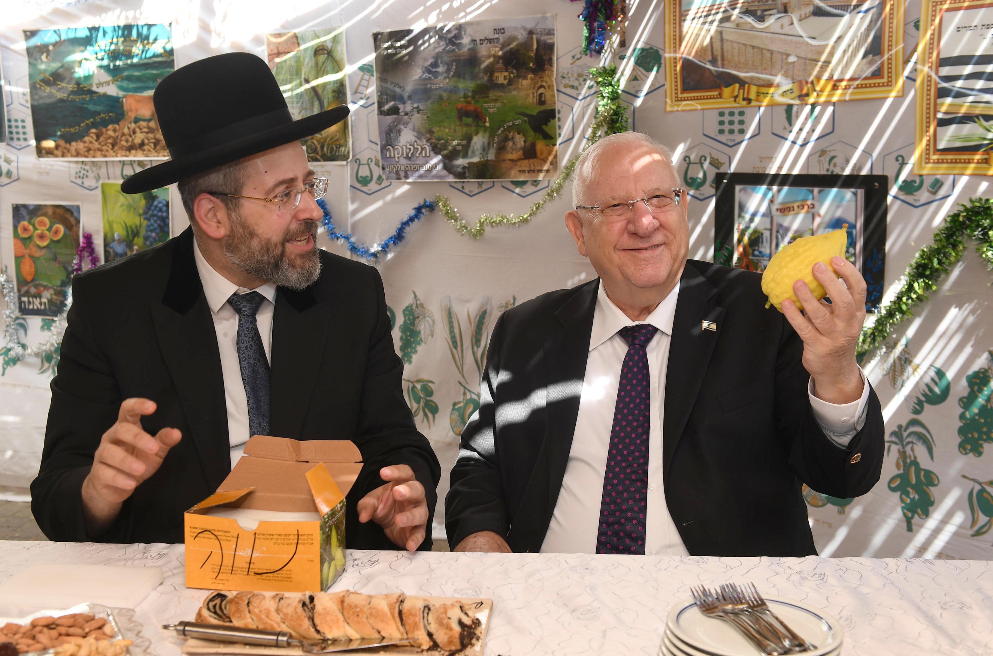 הרב לאו הציג לריבלין: 'האתרוג של מפוני עצמונה'