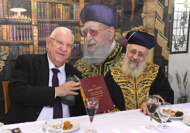 הרב לאו הציג לריבלין: 'האתרוג של מפוני עצמונה'