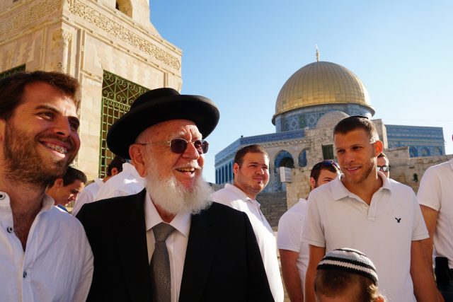 עם בני קהילתו: הרב צפניה דרורי עלה להר הבית. צפו