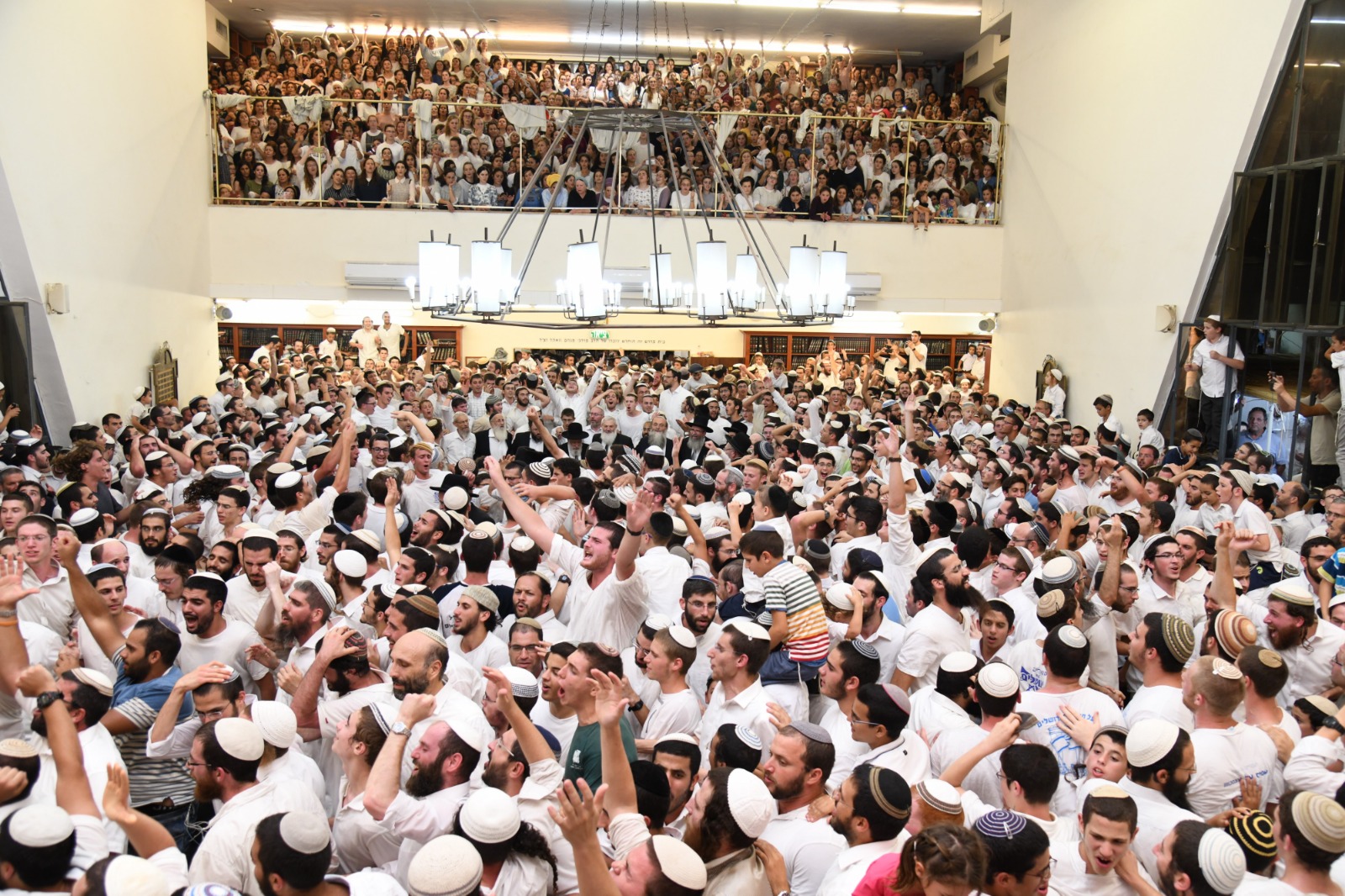 גלרית ענק: שמחת בית השואבה ב'מרכז הרב'. צפו