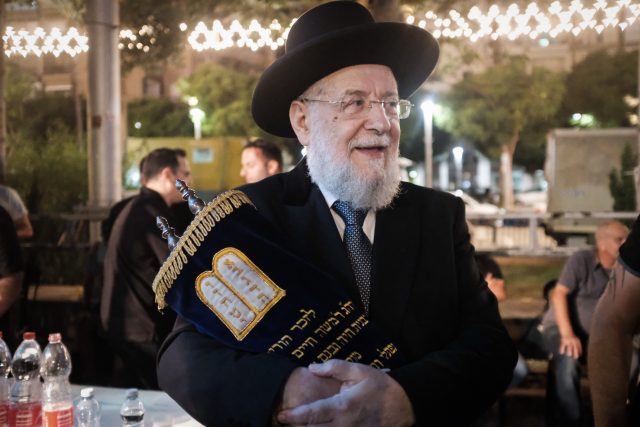 הרב לאו וספר תורתו בידו