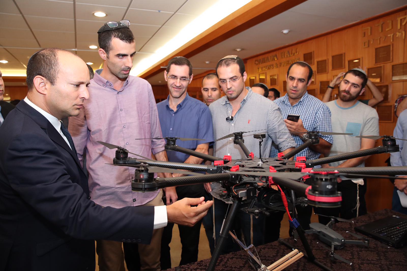 בנט סקר סטארטפים חדשים במרכז האקדמי לב