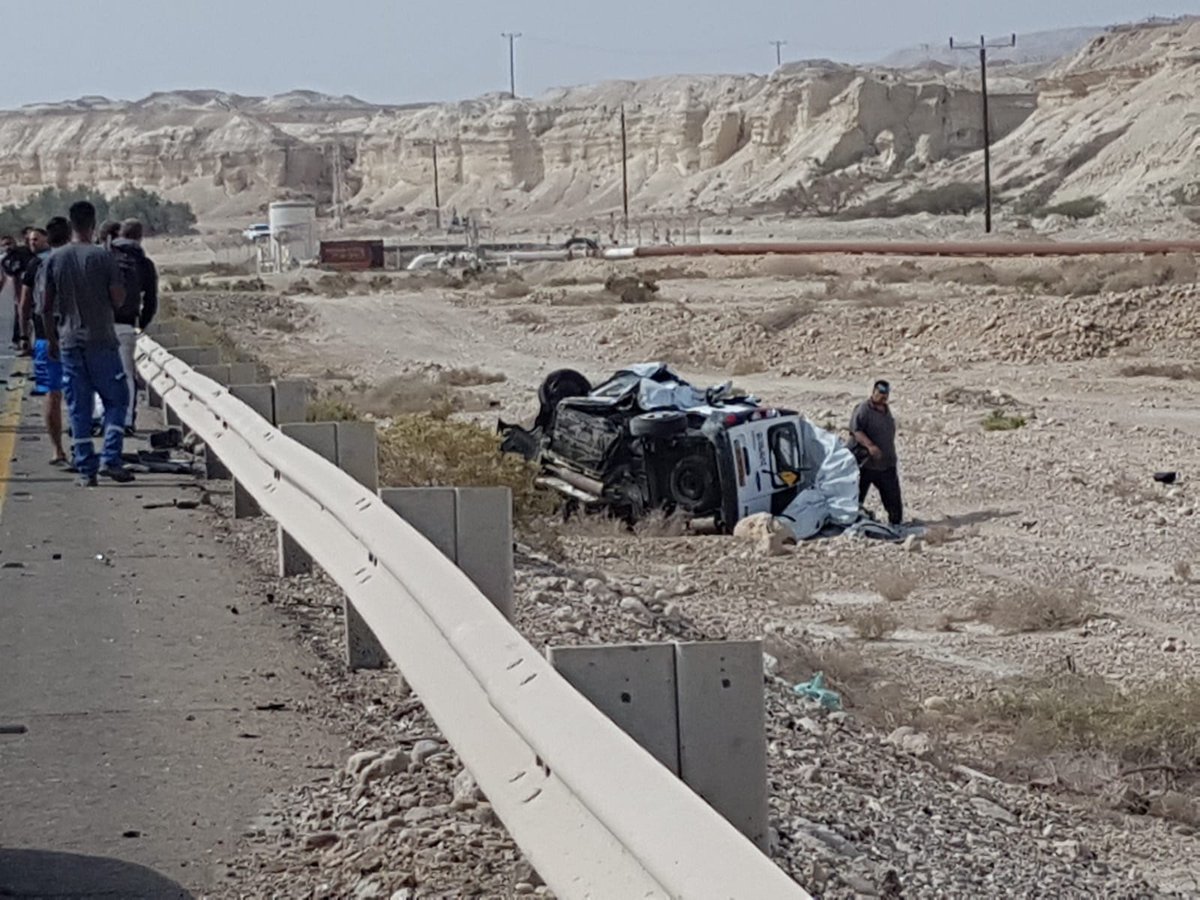 רכב התנגש במעקה בטיחות במצפה רמון: שניים נפצעו