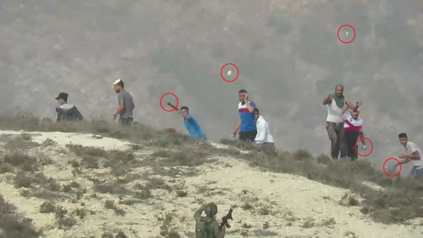 תיעוד: פלסטינים תקפו חיילים ליד יצהר; אחד נורה ונפצע