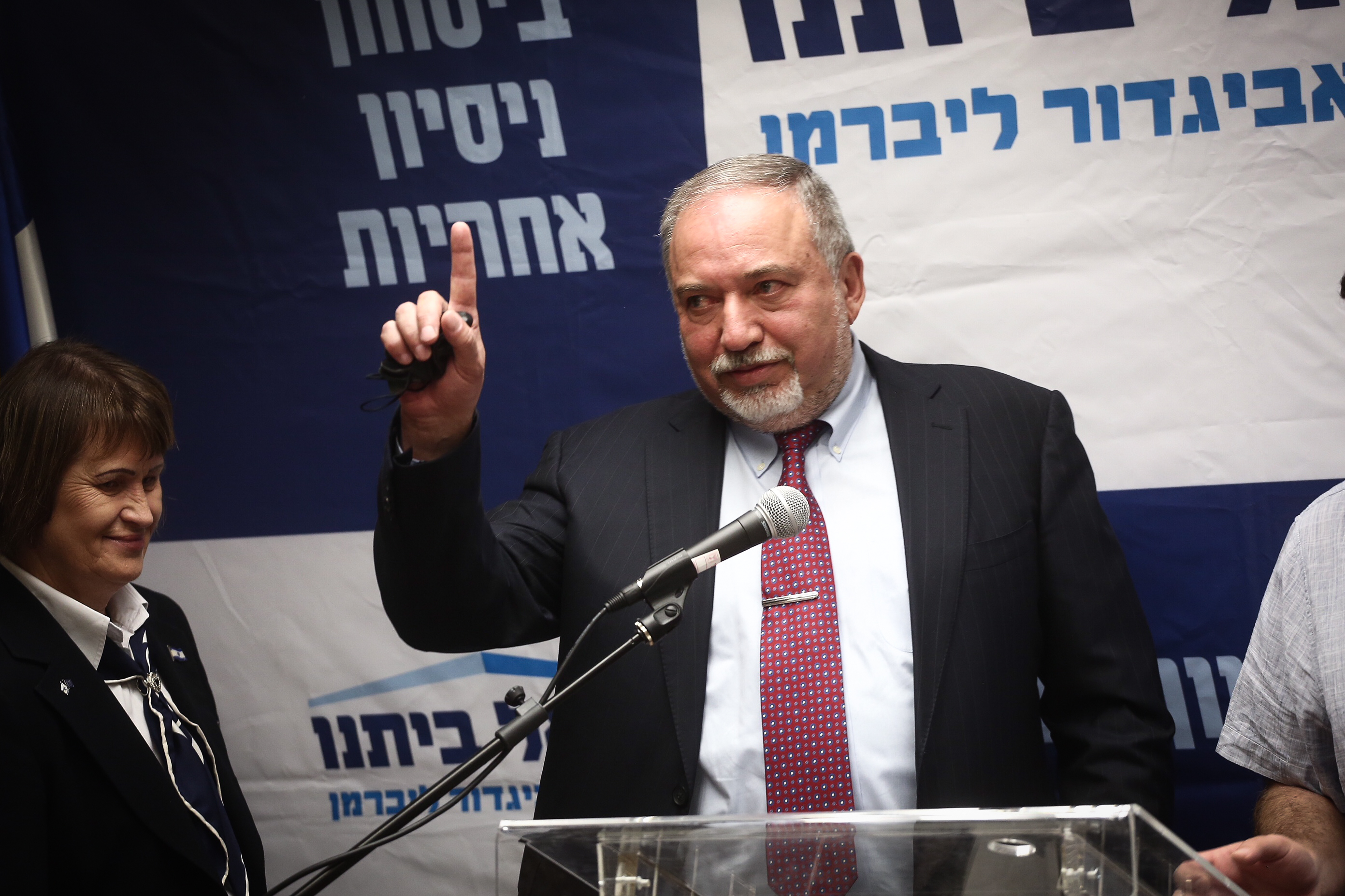 ליברמן האשים• הבית היהודי: "תפסיק להתבכיין"