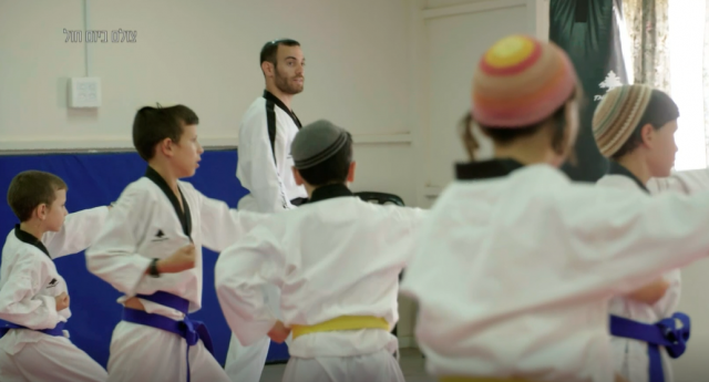 "אמנות הלחימה עוזרת לי להתרכז טוב יותר בלימוד תורה" (צילום מתוך קשת 12)
