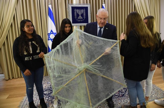 נשיא המדינה מקבל אחד מעפיפוני התבערה