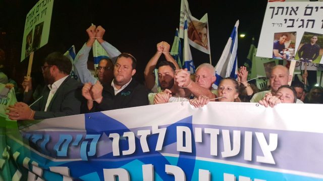 מאות בני אדם צועדים אזוקים בשומרון. צפו