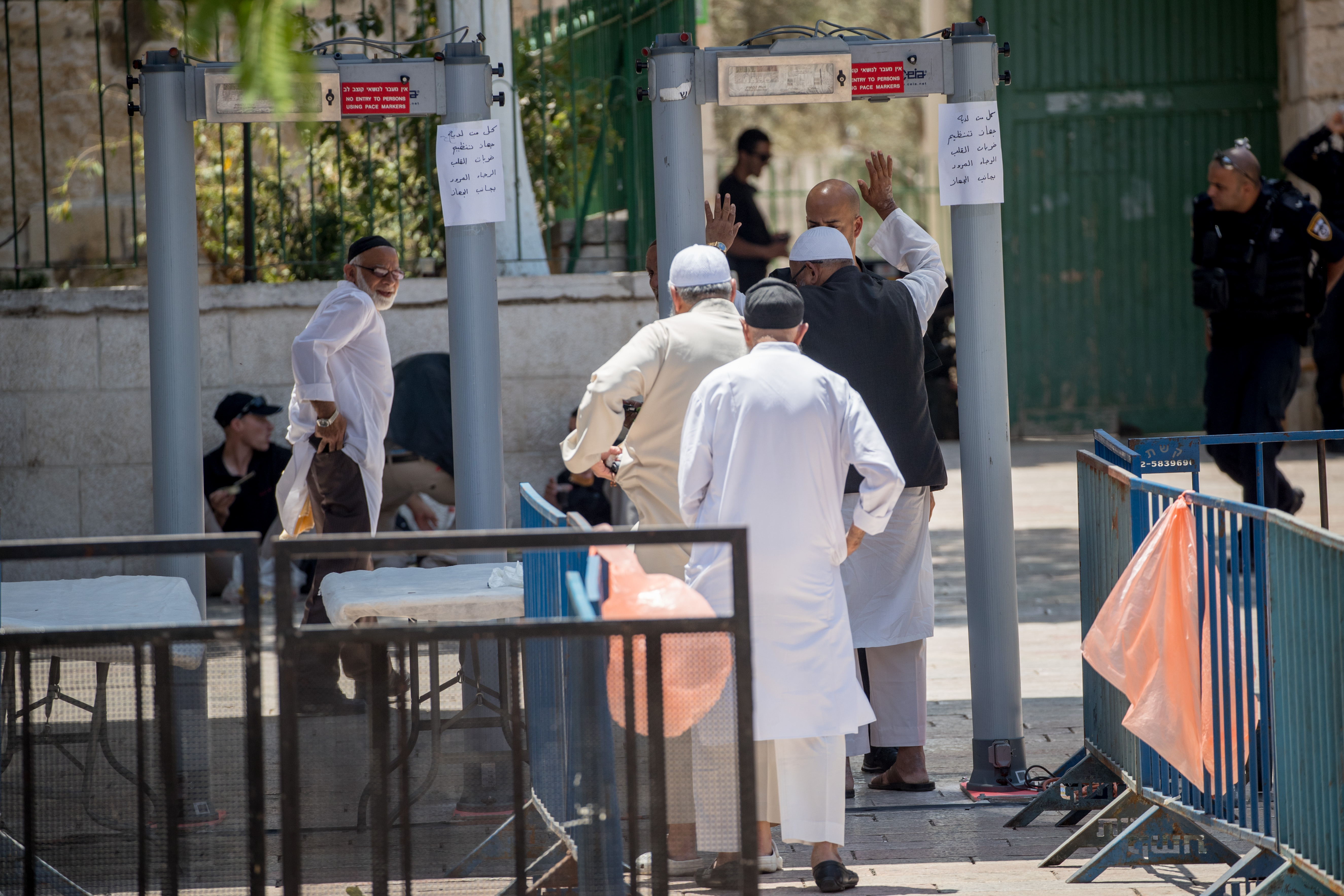 "נתניהו הציב מגנומטרים בהר הבית בלחץ בנו יאיר"