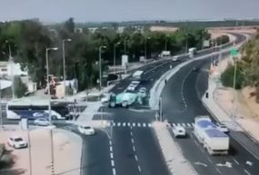 נהג מערבל מיהר להספיק את הרמזור והתהפך. צפו