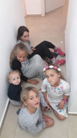 ילדי משפחת ממן ביישוב מעון תופסים מחסה (קרדיט: דוברות הר חברון)