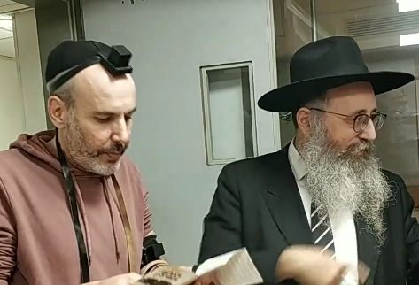 השדר רצה להניח תפילין, החבד"ניק הגיע לאולפן. צפו