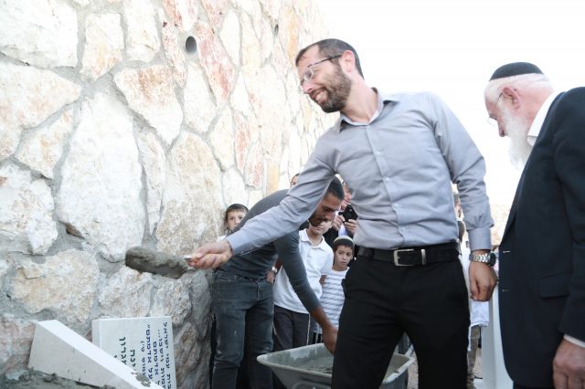 גנץ בהנחת אבן הפינה לשכונת הקבע במגרון (קרדיט: דויד וויל)
