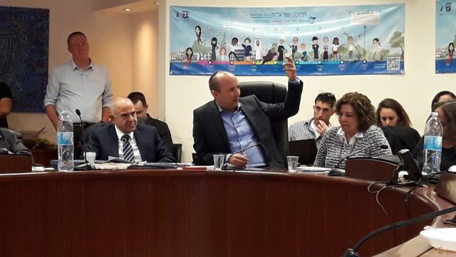 צפו: נפתלי בנט ומנכ"ל משרד החינוך נפרדים מראש החמ"ד