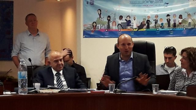 צפו: נפתלי בנט ומנכ"ל משרד החינוך נפרדים מראש החמ"ד