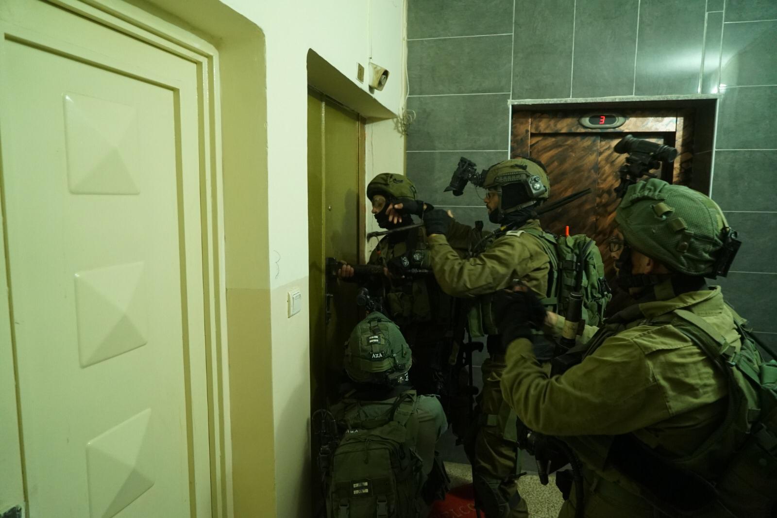 צה"ל פשט על יו"ש: עשרות מחבלי חמאס נעצרו. צפו